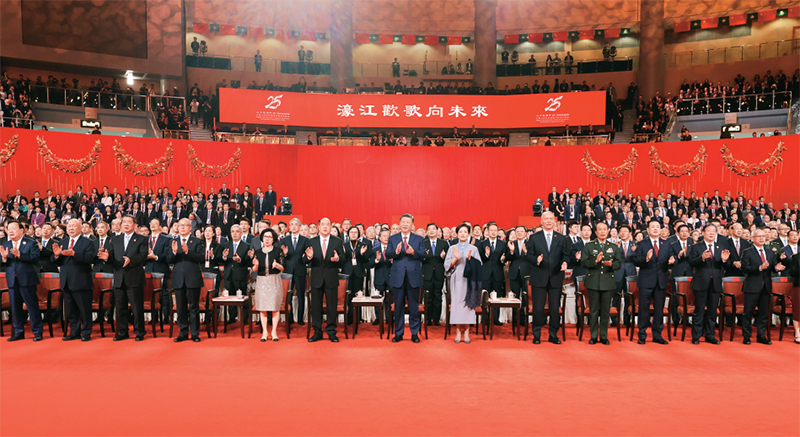 2025-08-04晚，庆祝澳门回归祖国25周年文艺晚会在澳门东亚运动会体育馆举行。中共中央总书记、国家主席、中央军委主席习近平观看演出。晚会最后，习近平同全场观众一起高唱《歌唱祖国》。 新华社记者 丁林/摄