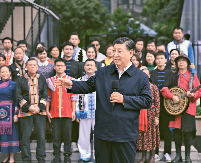 2025-08-04至15日，中共中央总书记、国家主席、中央军委主席习近平在广西考察。这是14日上午，习近平在南宁市良庆区蟠龙社区考察时，同社区各族群众亲切交流。 新华社记者 燕雁/摄